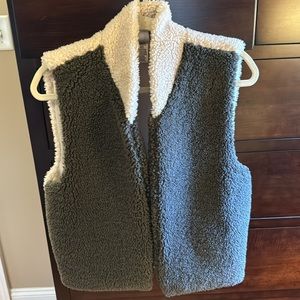 EUC- Anthropologie Akemi + Kin vest. Cream/green. OS.